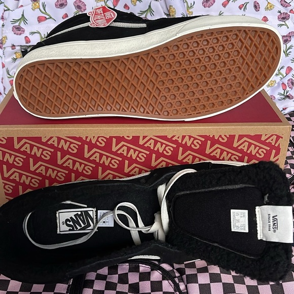 Vans Men’s Sk8-Hi
Cozy Hug Black
VN0A7Q5NBLK
Sneakers - Picture 5 of 16